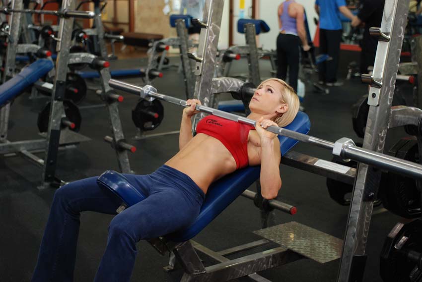 How To Do the Incline Bench Press the Right Way